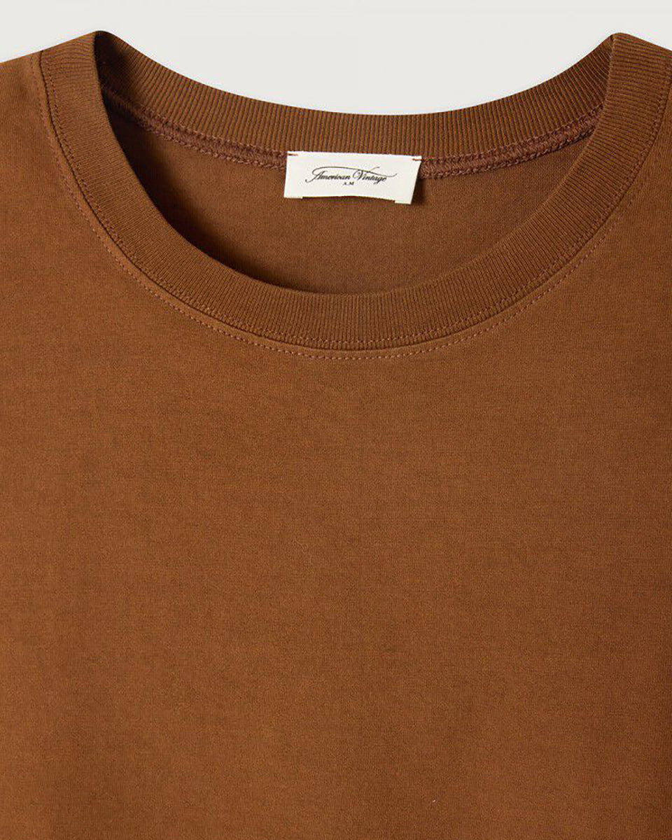 Luźny, oversizowy, prosty t-shirt FIZVALLEY American Vintage z krótkim, szerokim rękawem i okrągłym dekoltem. Wykonany z grubej, mięsistej bawełny.