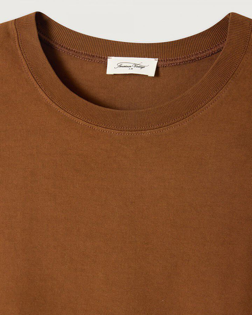 Luźny, oversizowy, prosty t-shirt FIZVALLEY American Vintage z krótkim, szerokim rękawem i okrągłym dekoltem. Wykonany z grubej, mięsistej bawełny.