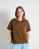 Luźny, oversizowy, prosty t-shirt FIZVALLEY American Vintage z krótkim, szerokim rękawem i okrągłym dekoltem. Wykonany z grubej, mięsistej bawełny.