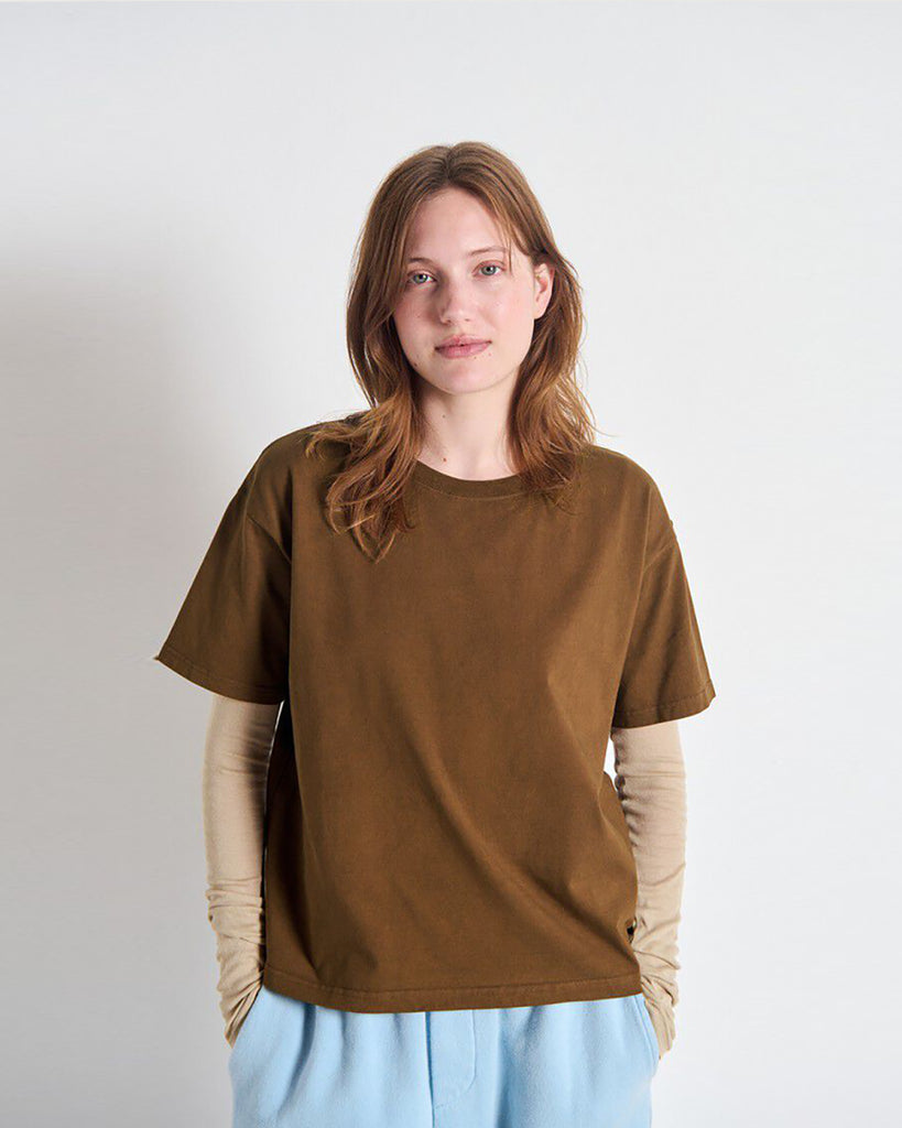 Luźny, oversizowy, prosty t-shirt FIZVALLEY American Vintage z krótkim, szerokim rękawem i okrągłym dekoltem. Wykonany z grubej, mięsistej bawełny.