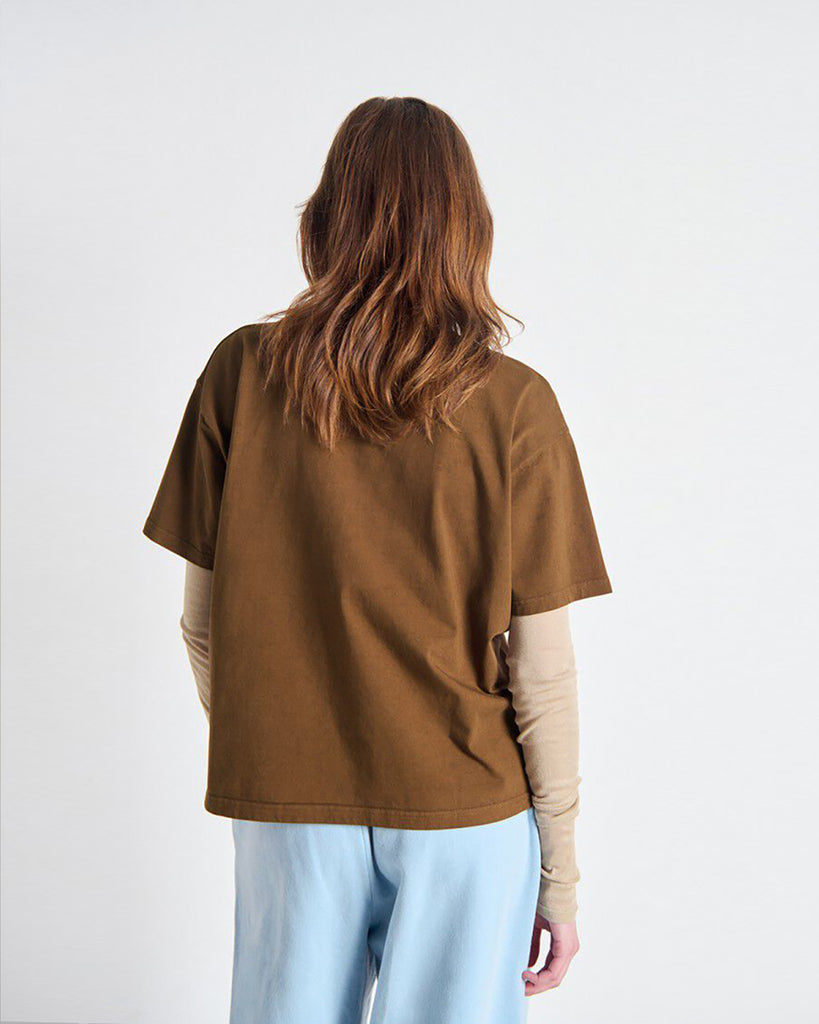 Luźny, oversizowy, prosty t-shirt FIZVALLEY American Vintage z krótkim, szerokim rękawem i okrągłym dekoltem. Wykonany z grubej, mięsistej bawełny.