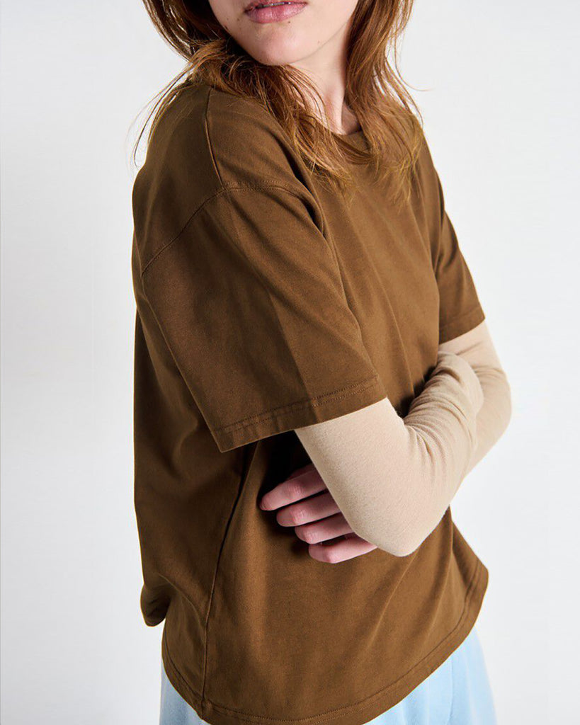 Luźny, oversizowy, prosty t-shirt FIZVALLEY American Vintage z krótkim, szerokim rękawem i okrągłym dekoltem. Wykonany z grubej, mięsistej bawełny.