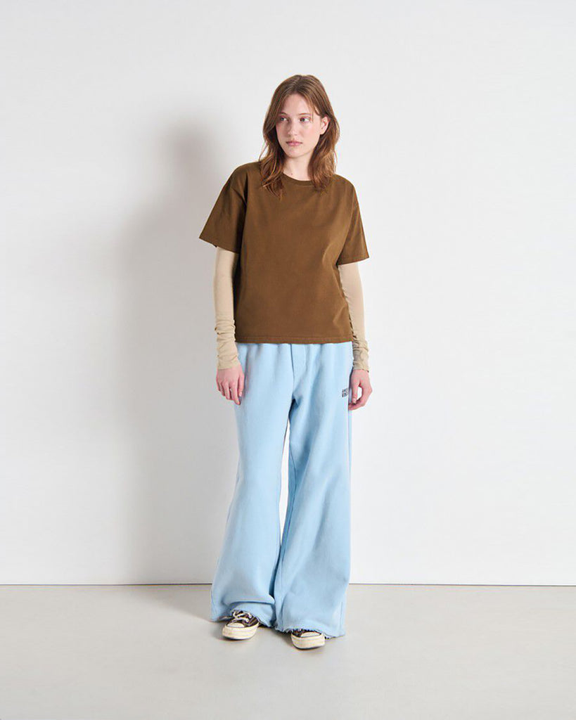 Luźny, oversizowy, prosty t-shirt FIZVALLEY American Vintage z krótkim, szerokim rękawem i okrągłym dekoltem. Wykonany z grubej, mięsistej bawełny.