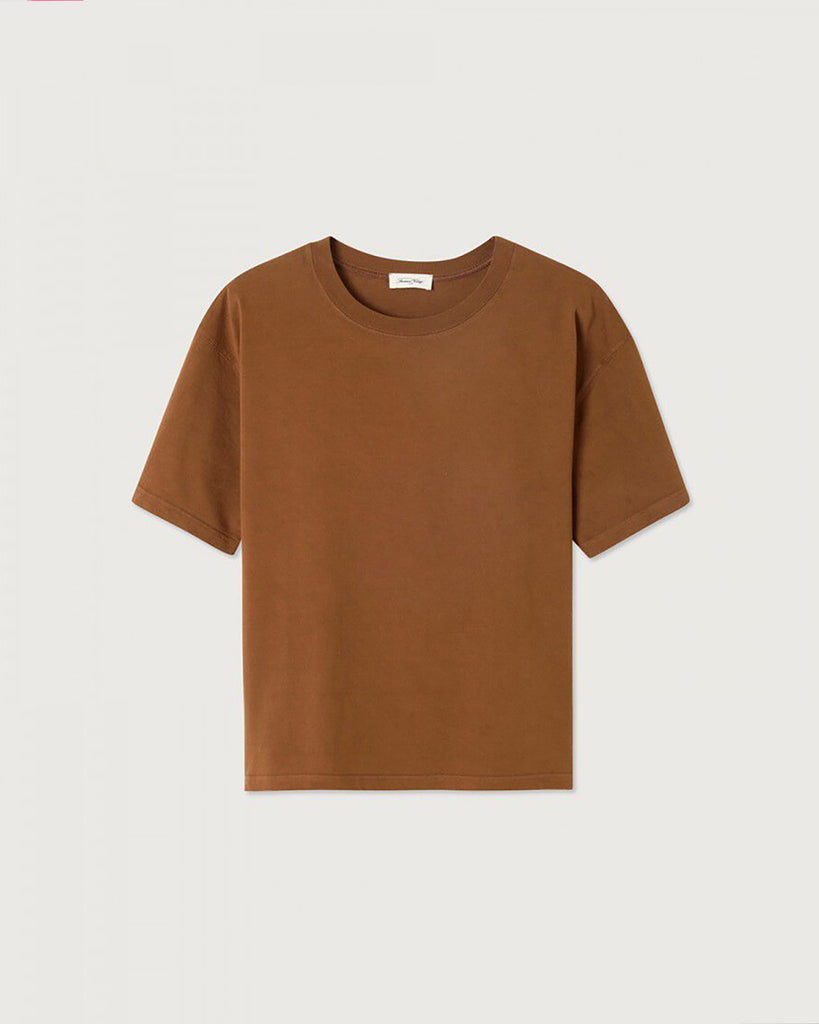 Luźny, oversizowy, prosty t-shirt FIZVALLEY American Vintage z krótkim, szerokim rękawem i okrągłym dekoltem. Wykonany z grubej, mięsistej bawełny.