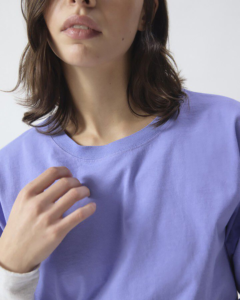 Luźny, oversizowy, prosty t-shirt FIZ02 American Vintage z krótkim, szerokim rękawem i okrągłym dekoltem. Wykonany z grubej, mięsistej bawełny.

-Jeśli chcesz uzyskać oversizowy efekt jak ten zaprezentowany na modelce - zamów t-shirt w swoim normalnym rozmiarze. Jeśli chcesz żeby był nieco bardziej przylegający - zamów koszulkę w mniejszym rozmiarze.