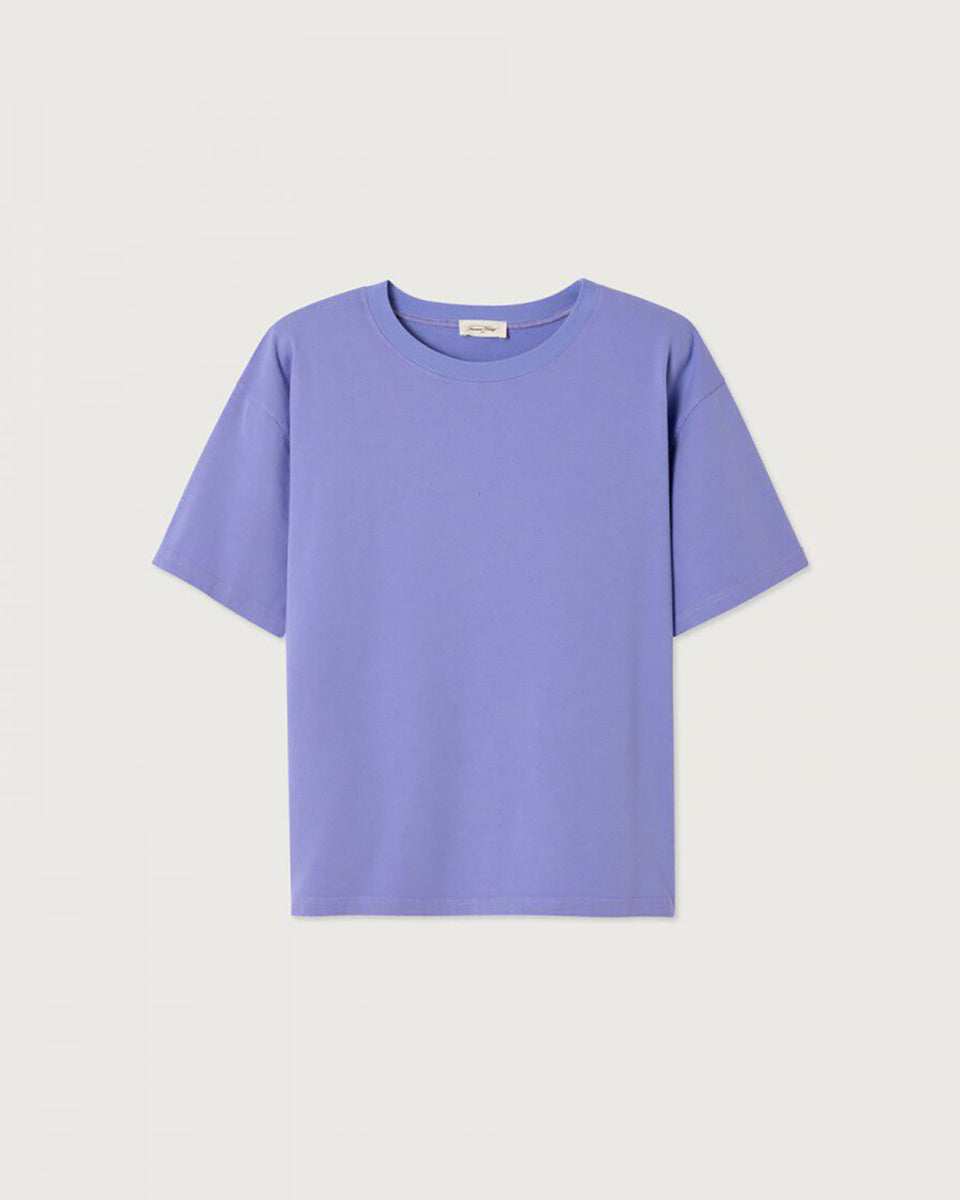Luźny, oversizowy, prosty t-shirt FIZ02 American Vintage z krótkim, szerokim rękawem i okrągłym dekoltem. Wykonany z grubej, mięsistej bawełny.

-Jeśli chcesz uzyskać oversizowy efekt jak ten zaprezentowany na modelce - zamów t-shirt w swoim normalnym rozmiarze. Jeśli chcesz żeby był nieco bardziej przylegający - zamów koszulkę w mniejszym rozmiarze.