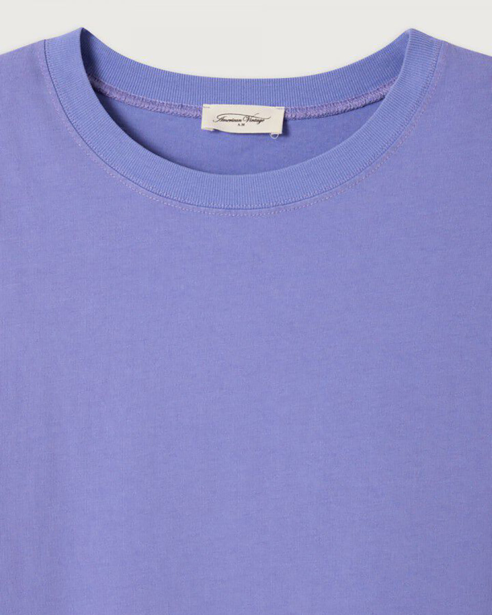 Luźny, oversizowy, prosty t-shirt FIZ02 American Vintage z krótkim, szerokim rękawem i okrągłym dekoltem. Wykonany z grubej, mięsistej bawełny.

-Jeśli chcesz uzyskać oversizowy efekt jak ten zaprezentowany na modelce - zamów t-shirt w swoim normalnym rozmiarze. Jeśli chcesz żeby był nieco bardziej przylegający - zamów koszulkę w mniejszym rozmiarze.