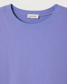 Luźny, oversizowy, prosty t-shirt FIZ02 American Vintage z krótkim, szerokim rękawem i okrągłym dekoltem. Wykonany z grubej, mięsistej bawełny.

-Jeśli chcesz uzyskać oversizowy efekt jak ten zaprezentowany na modelce - zamów t-shirt w swoim normalnym rozmiarze. Jeśli chcesz żeby był nieco bardziej przylegający - zamów koszulkę w mniejszym rozmiarze.