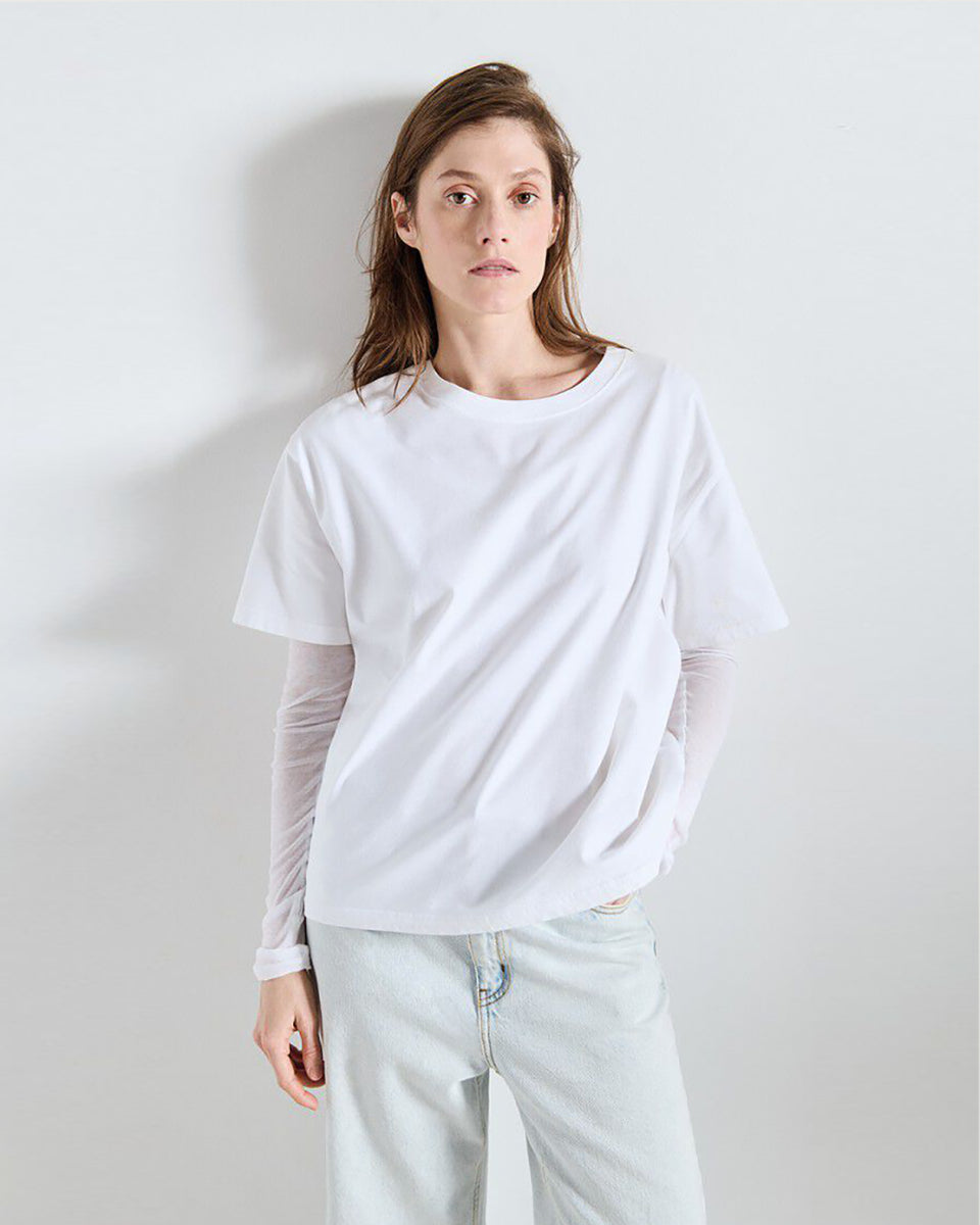 Luźny, oversizowy, prosty t-shirt FIZ02 American Vintage z krótkim, szerokim rękawem i okrągłym dekoltem. Wykonany z grubej, mięsistej bawełny.

-Jeśli chcesz uzyskać oversizowy efekt jak ten zaprezentowany na modelce - zamów t-shirt w swoim normalnym rozmiarze. Jeśli chcesz żeby był nieco bardziej przylegający - zamów koszulkę w mniejszym rozmiarze.