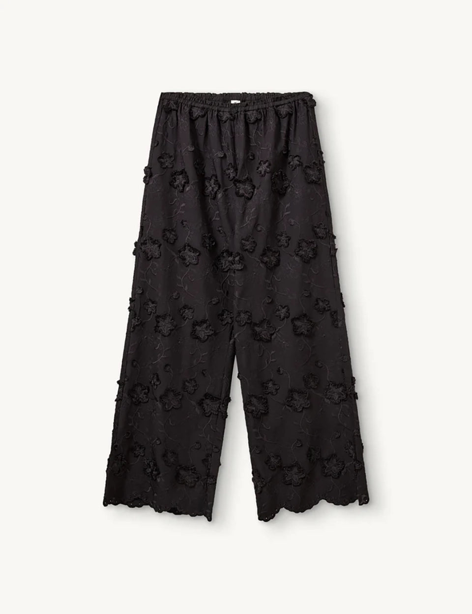 Luźne, proste, czarne spodnie Fleur Black marki The Garment z długimi, szerokimi nogawkami i elastyczną talią z gumką w pasie. Na całej powierzchni naszyte są wypukłe, kwiatowe aplikacje 3D. Dół nogawek wykończony jest naturalnym, falistym brzegiem koronki. Te spodnie to idealna alternatywa dla klasycznej sukienki wieczorowej.

-Luźny krój typu wide-leg

-Wypukłe, kwiatowe aplikacje

-Zamów spodnie w swoim normalnym rozmiarze