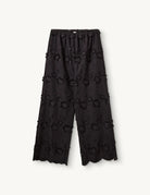 Luźne, proste, czarne spodnie Fleur Black marki The Garment z długimi, szerokimi nogawkami i elastyczną talią z gumką w pasie. Na całej powierzchni naszyte są wypukłe, kwiatowe aplikacje 3D. Dół nogawek wykończony jest naturalnym, falistym brzegiem koronki. Te spodnie to idealna alternatywa dla klasycznej sukienki wieczorowej.

-Luźny krój typu wide-leg

-Wypukłe, kwiatowe aplikacje

-Zamów spodnie w swoim normalnym rozmiarze