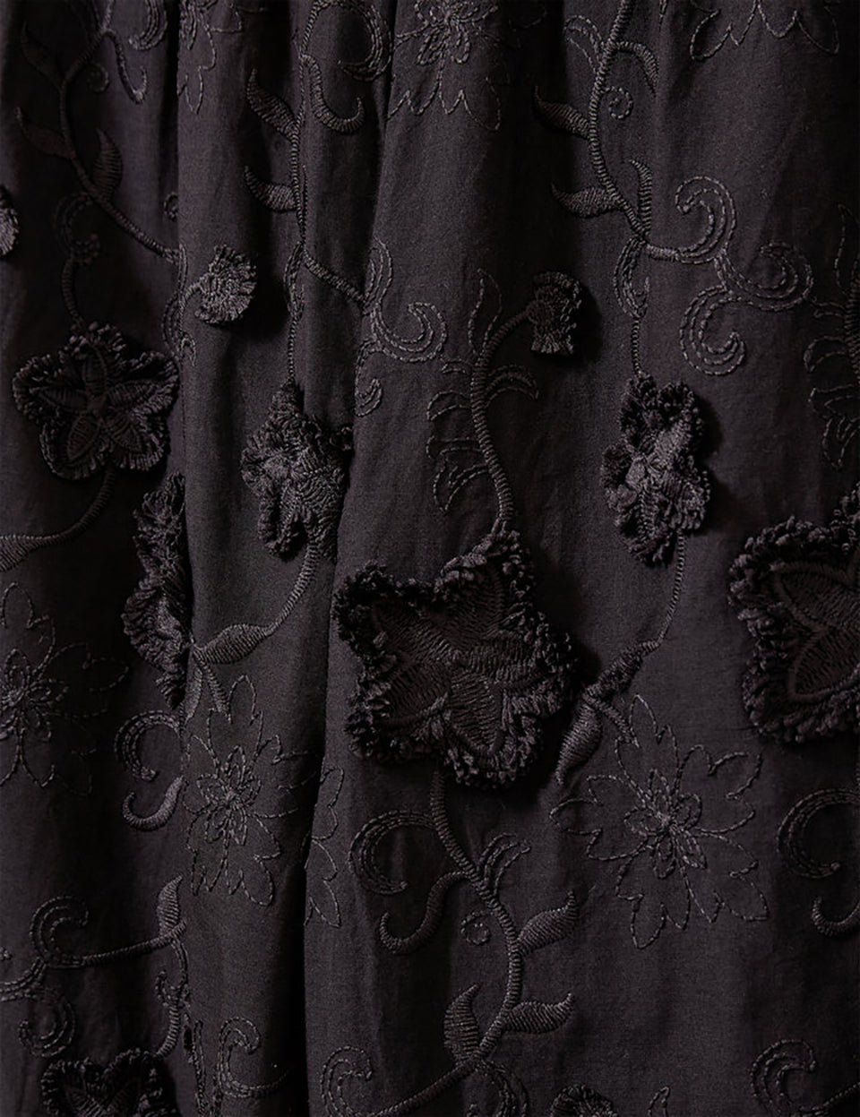 Luźne, proste, czarne spodnie Fleur Black marki The Garment z długimi, szerokimi nogawkami i elastyczną talią z gumką w pasie. Na całej powierzchni naszyte są wypukłe, kwiatowe aplikacje 3D. Dół nogawek wykończony jest naturalnym, falistym brzegiem koronki. Te spodnie to idealna alternatywa dla klasycznej sukienki wieczorowej.

-Luźny krój typu wide-leg

-Wypukłe, kwiatowe aplikacje

-Zamów spodnie w swoim normalnym rozmiarze
