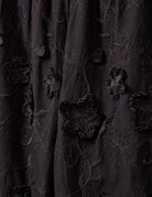 Luźne, proste, czarne spodnie Fleur Black marki The Garment z długimi, szerokimi nogawkami i elastyczną talią z gumką w pasie. Na całej powierzchni naszyte są wypukłe, kwiatowe aplikacje 3D. Dół nogawek wykończony jest naturalnym, falistym brzegiem koronki. Te spodnie to idealna alternatywa dla klasycznej sukienki wieczorowej.

-Luźny krój typu wide-leg

-Wypukłe, kwiatowe aplikacje

-Zamów spodnie w swoim normalnym rozmiarze