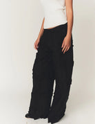 Luźne, proste, czarne spodnie Fleur Black marki The Garment z długimi, szerokimi nogawkami i elastyczną talią z gumką w pasie. Na całej powierzchni naszyte są wypukłe, kwiatowe aplikacje 3D. Dół nogawek wykończony jest naturalnym, falistym brzegiem koronki. Te spodnie to idealna alternatywa dla klasycznej sukienki wieczorowej.

-Luźny krój typu wide-leg

-Wypukłe, kwiatowe aplikacje

-Zamów spodnie w swoim normalnym rozmiarze