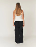 Luźne, proste, czarne spodnie Fleur Black marki The Garment z długimi, szerokimi nogawkami i elastyczną talią z gumką w pasie. Na całej powierzchni naszyte są wypukłe, kwiatowe aplikacje 3D. Dół nogawek wykończony jest naturalnym, falistym brzegiem koronki. Te spodnie to idealna alternatywa dla klasycznej sukienki wieczorowej.

-Luźny krój typu wide-leg

-Wypukłe, kwiatowe aplikacje

-Zamów spodnie w swoim normalnym rozmiarze