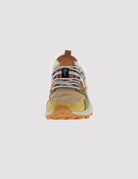 Sneakersy Yamano 3 Flower Mountain na lekkiej podeszwie z gumowym, traktorowym spodem. Wykonane z technicznej tkaniny oraz z kolorowych, zamszowych elementów dekorowanych, drobnymi, ażurowymi wzorkami. Wewnątrz obszyte ciepłym "misiem". 
