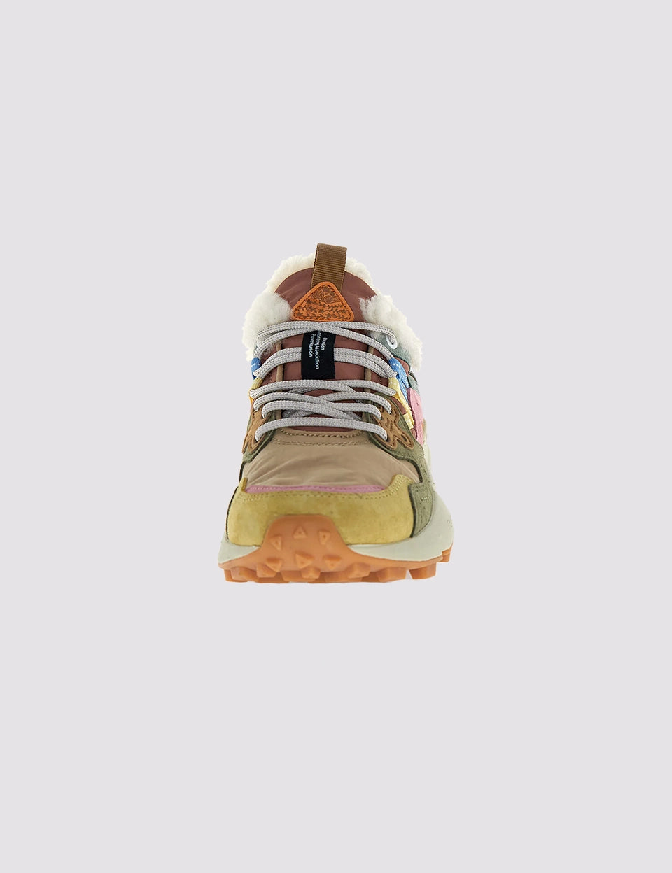Sneakersy Yamano 3 Flower Mountain na lekkiej podeszwie z gumowym, traktorowym spodem. Wykonane z technicznej tkaniny oraz z kolorowych, zamszowych elementów dekorowanych, drobnymi, ażurowymi wzorkami. Wewnątrz obszyte ciepłym "misiem". 
