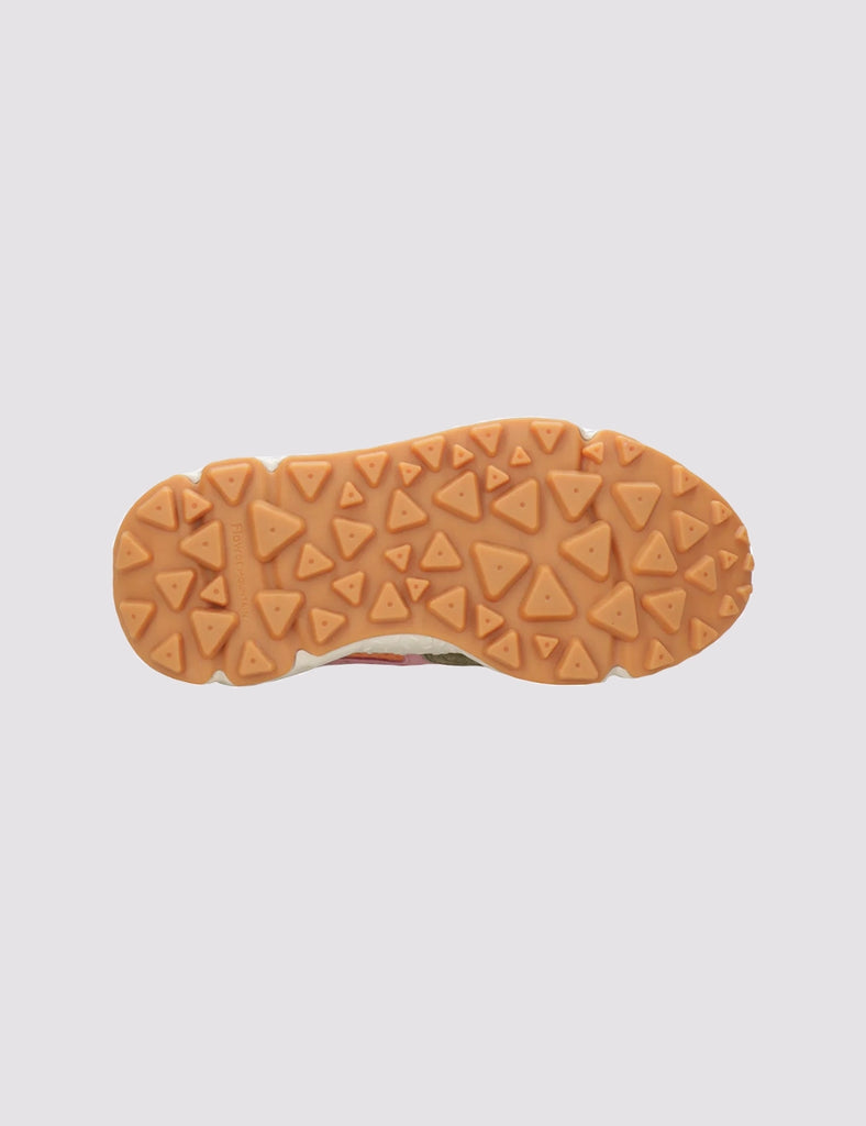 Sneakersy Yamano 3 Flower Mountain na lekkiej podeszwie z gumowym, traktorowym spodem. Wykonane z technicznej tkaniny oraz z kolorowych, zamszowych elementów dekorowanych, drobnymi, ażurowymi wzorkami. Wewnątrz obszyte ciepłym "misiem". 