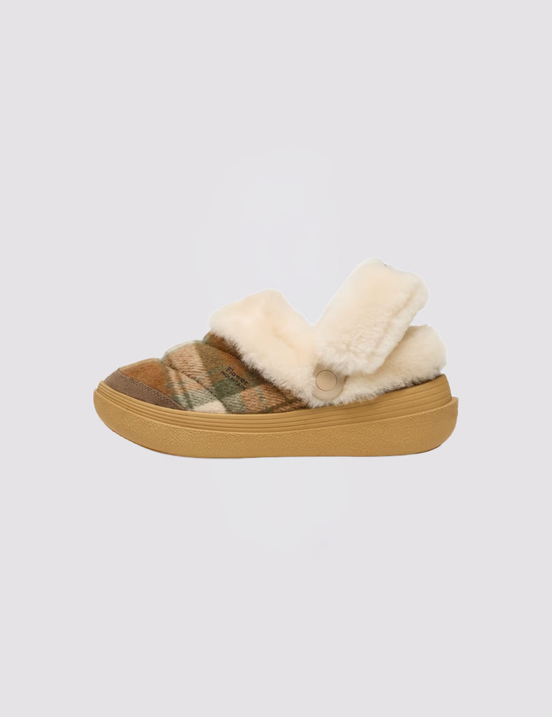 Wsuwane buty Flower Mountain Slipper Uni Brown White Beige charakteryzują się cholewką z zamszu o zaokrąglonym kształcie w szkocką kratę i pikowaną wyściółką z owczej skóry. Posiadają skórzaną wkładkę i ultralekką, gumową podeszwę. Idealne do noszenia na codzień.