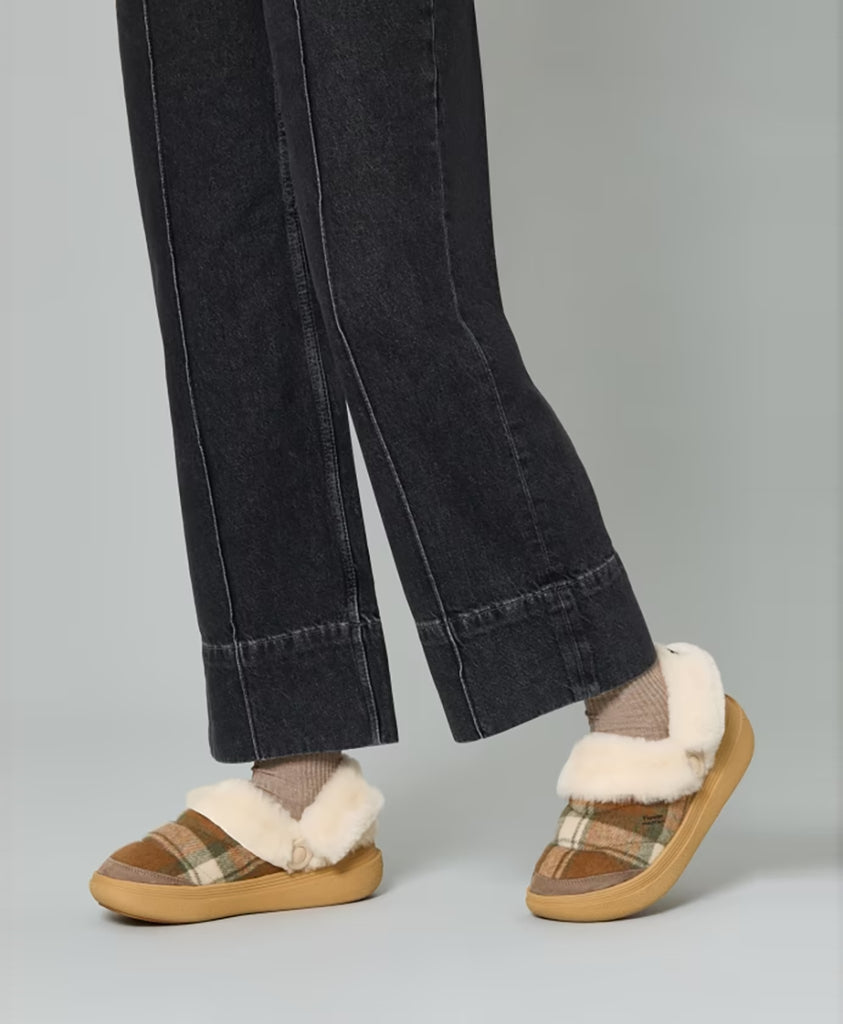 Wsuwane buty Flower Mountain Slipper Uni Brown White Beige charakteryzują się cholewką z zamszu o zaokrąglonym kształcie w szkocką kratę i pikowaną wyściółką z owczej skóry. Posiadają skórzaną wkładkę i ultralekką, gumową podeszwę. Idealne do noszenia na codzień.