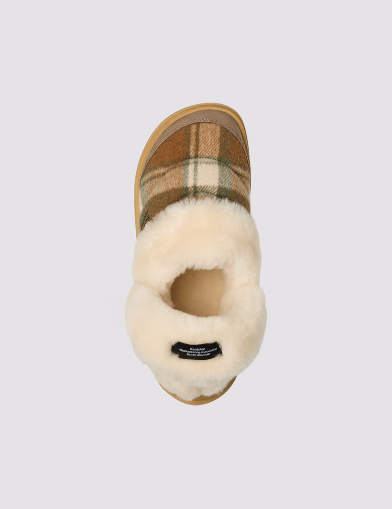 Wsuwane buty Flower Mountain Slipper Uni Brown White Beige charakteryzują się cholewką z zamszu o zaokrąglonym kształcie w szkocką kratę i pikowaną wyściółką z owczej skóry. Posiadają skórzaną wkładkę i ultralekką, gumową podeszwę. Idealne do noszenia na codzień.