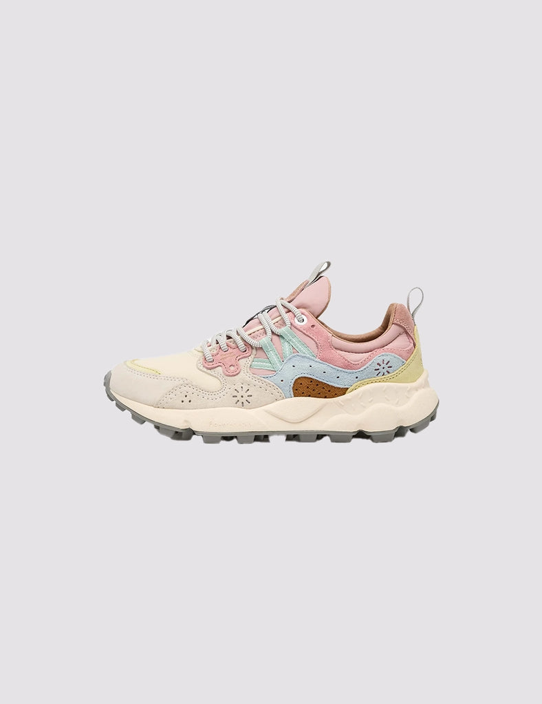 Sneakersy YAMANO 3 japońskiej marki Flower Mountain na lekkiej podeszwie z gumowym, traktorowym spodem. Wykonane z technicznej tkaniny oraz z kolorowych, zamszowych elementów dekorowanych, drobnymi, ażurowymi wzorkami.