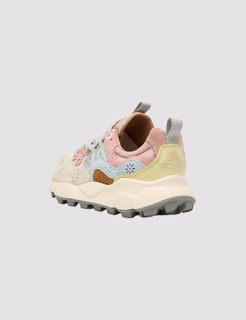 Sneakersy YAMANO 3 japońskiej marki Flower Mountain na lekkiej podeszwie z gumowym, traktorowym spodem. Wykonane z technicznej tkaniny oraz z kolorowych, zamszowych elementów dekorowanych, drobnymi, ażurowymi wzorkami.