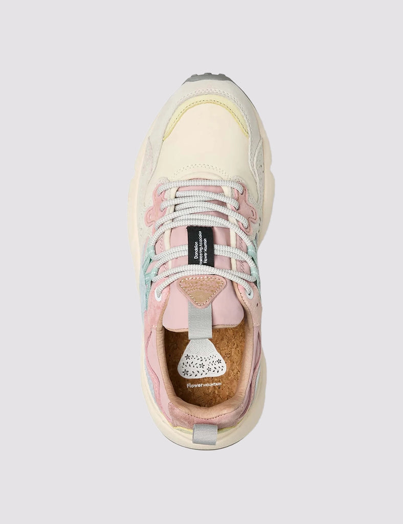 Sneakersy YAMANO 3 japońskiej marki Flower Mountain na lekkiej podeszwie z gumowym, traktorowym spodem. Wykonane z technicznej tkaniny oraz z kolorowych, zamszowych elementów dekorowanych, drobnymi, ażurowymi wzorkami.