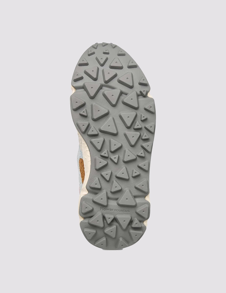 Sneakersy YAMANO 3 japońskiej marki Flower Mountain na lekkiej podeszwie z gumowym, traktorowym spodem. Wykonane z technicznej tkaniny oraz z kolorowych, zamszowych elementów dekorowanych, drobnymi, ażurowymi wzorkami.