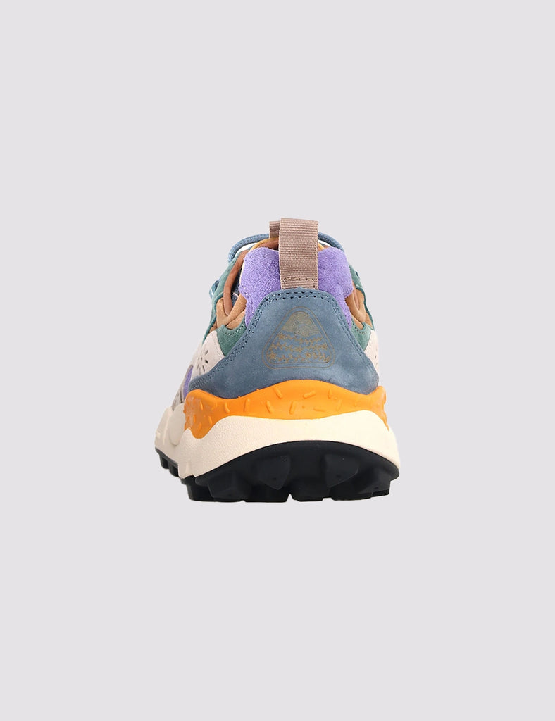 Sneakersy YAMANO 3 japońskiej marki Flower Mountain na lekkiej podeszwie z gumowym, traktorowym spodem. Wykonane z technicznej tkaniny oraz z kolorowych, zamszowych elementów dekorowanych, drobnymi, ażurowymi wzorkami.
