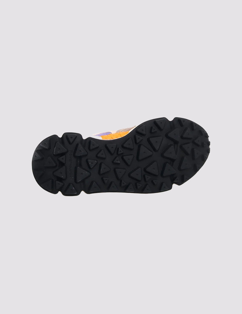 Sneakersy YAMANO 3 japońskiej marki Flower Mountain na lekkiej podeszwie z gumowym, traktorowym spodem. Wykonane z technicznej tkaniny oraz z kolorowych, zamszowych elementów dekorowanych, drobnymi, ażurowymi wzorkami.