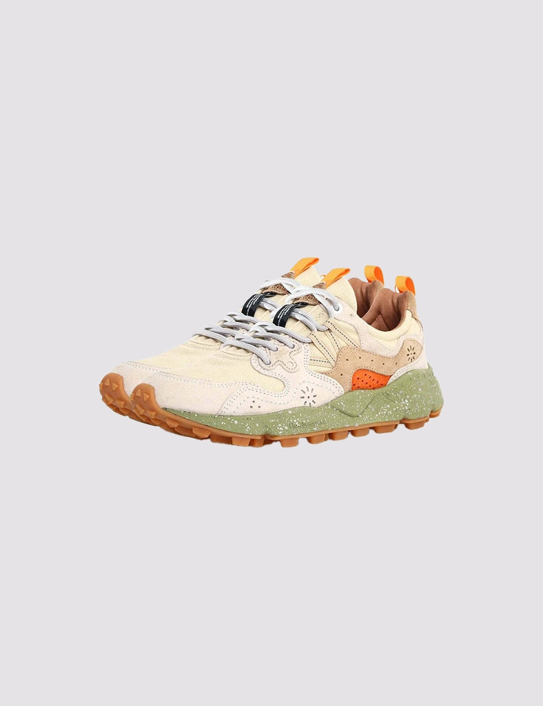 Sneakersy YAMANO 3 japońskiej marki Flower Mountain na lekkiej podeszwie z gumowym, traktorowym spodem. Wykonane z płóciennej tkaniny oraz z kolorowych, zamszowych elementów dekorowanych, drobnymi, ażurowymi wzorkami.