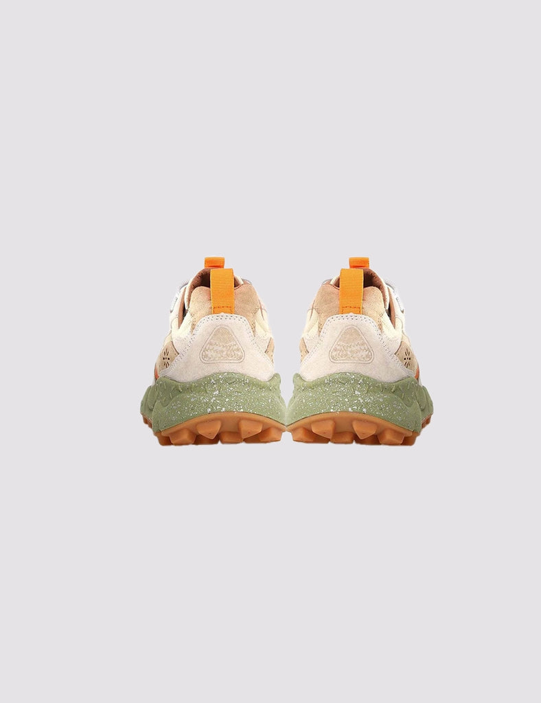 Sneakersy YAMANO 3 japońskiej marki Flower Mountain na lekkiej podeszwie z gumowym, traktorowym spodem. Wykonane z płóciennej tkaniny oraz z kolorowych, zamszowych elementów dekorowanych, drobnymi, ażurowymi wzorkami.