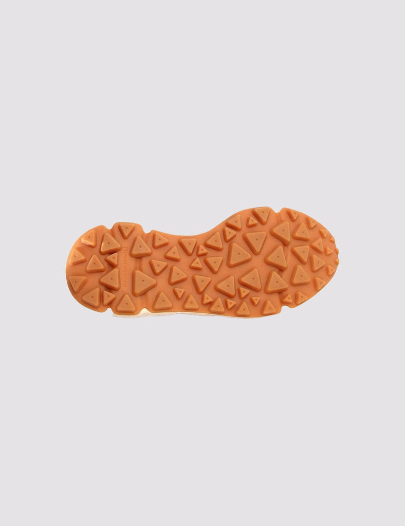 Sneakersy YAMANO 3 japońskiej marki Flower Mountain na lekkiej podeszwie z gumowym, traktorowym spodem. Wykonane z płóciennej tkaniny oraz z kolorowych, zamszowych elementów dekorowanych, drobnymi, ażurowymi wzorkami.