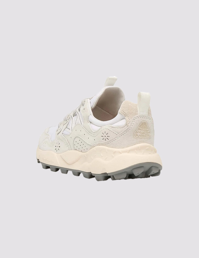 Sneakersy YAMANO 3 japońskiej marki Flower Mountain na lekkiej podeszwie z gumowym, traktorowym spodem. Wykonane z technicznej tkaniny oraz zamszowych elementów dekorowanych, drobnymi, ażurowymi wzorkami.