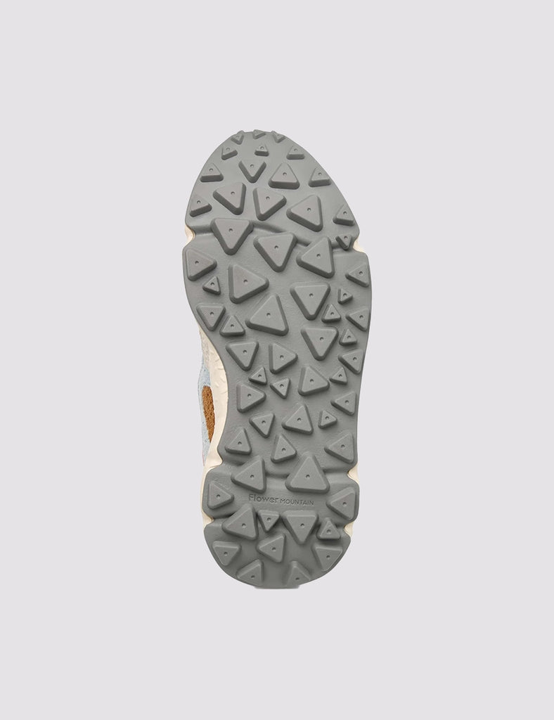 Sneakersy YAMANO 3 japońskiej marki Flower Mountain na lekkiej podeszwie z gumowym, traktorowym spodem. Wykonane z technicznej tkaniny oraz zamszowych elementów dekorowanych, drobnymi, ażurowymi wzorkami.