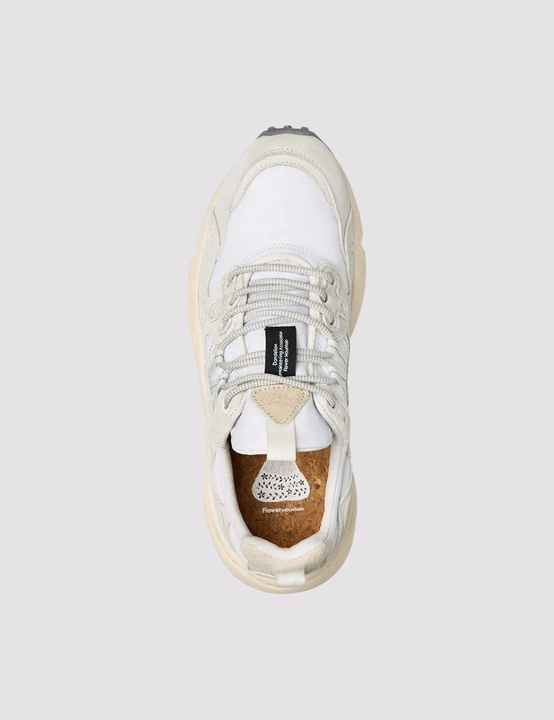 Sneakersy YAMANO 3 japońskiej marki Flower Mountain na lekkiej podeszwie z gumowym, traktorowym spodem. Wykonane z technicznej tkaniny oraz zamszowych elementów dekorowanych, drobnymi, ażurowymi wzorkami.