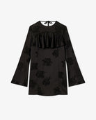 Prosta, mini sukienka 0792 GANNI Satin Black w kwiatowy print, z okrągłym dekoltem i szerokimi, długimi rękawami. Sukienka ma falbankę przy dekolcie i odkryte plecy z wiązaniem na sznurek. Wykonana z połyskliwej tkaniny.