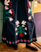 Luźna, obszerna, kobieca sukienka Fran Navy marki SISSEL EDELBO z bawełny organicznej. Sukienka ma okrągły dekolt z głębokim wycięciem w kształcie litery V i obszerne, raglanowe rękawy marszczone u góry oraz przy mankietach. Całość zdobi piękny haft typu Suzani z motywem kwiatów i serc. Ma długość do kostek.&nbsp;

-ONE SIZE

-Hafty z motywem kwiatów i serc

-100% bawełna organiczna