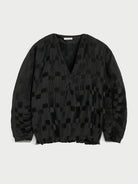 Bluzka Franca By Malene Birger Black, która doskonale sprawdza się zarówno w stylizacjach dziennych, jak i wieczorowych, została uszyta z plisowanej satyny o lekko marszczonej fakturze. Jej luźny fason wyróżnia się dekoltem w serek oraz nowoczesnymi rękawami typu dolman.&nbsp;

-Dekolt w serek

-Luźny fason&nbsp;

-Bez podszewki&nbsp;