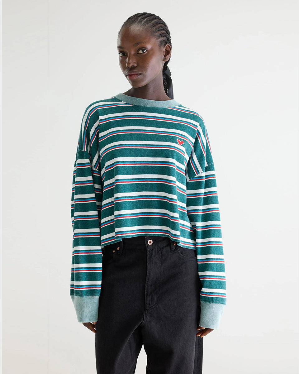 Luźny, skrócony T-shirt Franto Stripe-B marki BELLEROSE z okrągłym dekoltem i długimi rękawami w ciemnozielonym kolorze z kolorowymi paskami. Wykończony kontrastowym, spranym, zielonym ściagaczem przy kołnierzyku i mankietach. Wykonany z bawełny.

-Luźny, skrócony krój

-Wybierz swój zwykły rozmiar lub mniejszy, aby uzyskać bardziej dopasowany look