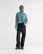 Luźny, skrócony T-shirt Franto Stripe-B marki BELLEROSE z okrągłym dekoltem i długimi rękawami w ciemnozielonym kolorze z kolorowymi paskami. Wykończony kontrastowym, spranym, zielonym ściagaczem przy kołnierzyku i mankietach. Wykonany z bawełny.

-Luźny, skrócony krój

-Wybierz swój zwykły rozmiar lub mniejszy, aby uzyskać bardziej dopasowany look