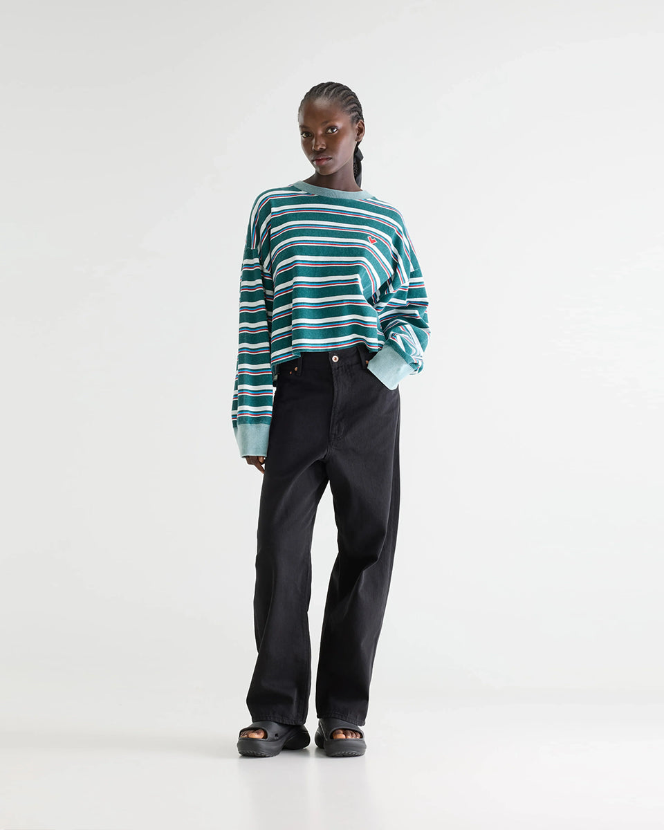 Luźny, skrócony T-shirt Franto Stripe-B marki BELLEROSE z okrągłym dekoltem i długimi rękawami w ciemnozielonym kolorze z kolorowymi paskami. Wykończony kontrastowym, spranym, zielonym ściagaczem przy kołnierzyku i mankietach. Wykonany z bawełny.

-Luźny, skrócony krój

-Wybierz swój zwykły rozmiar lub mniejszy, aby uzyskać bardziej dopasowany look