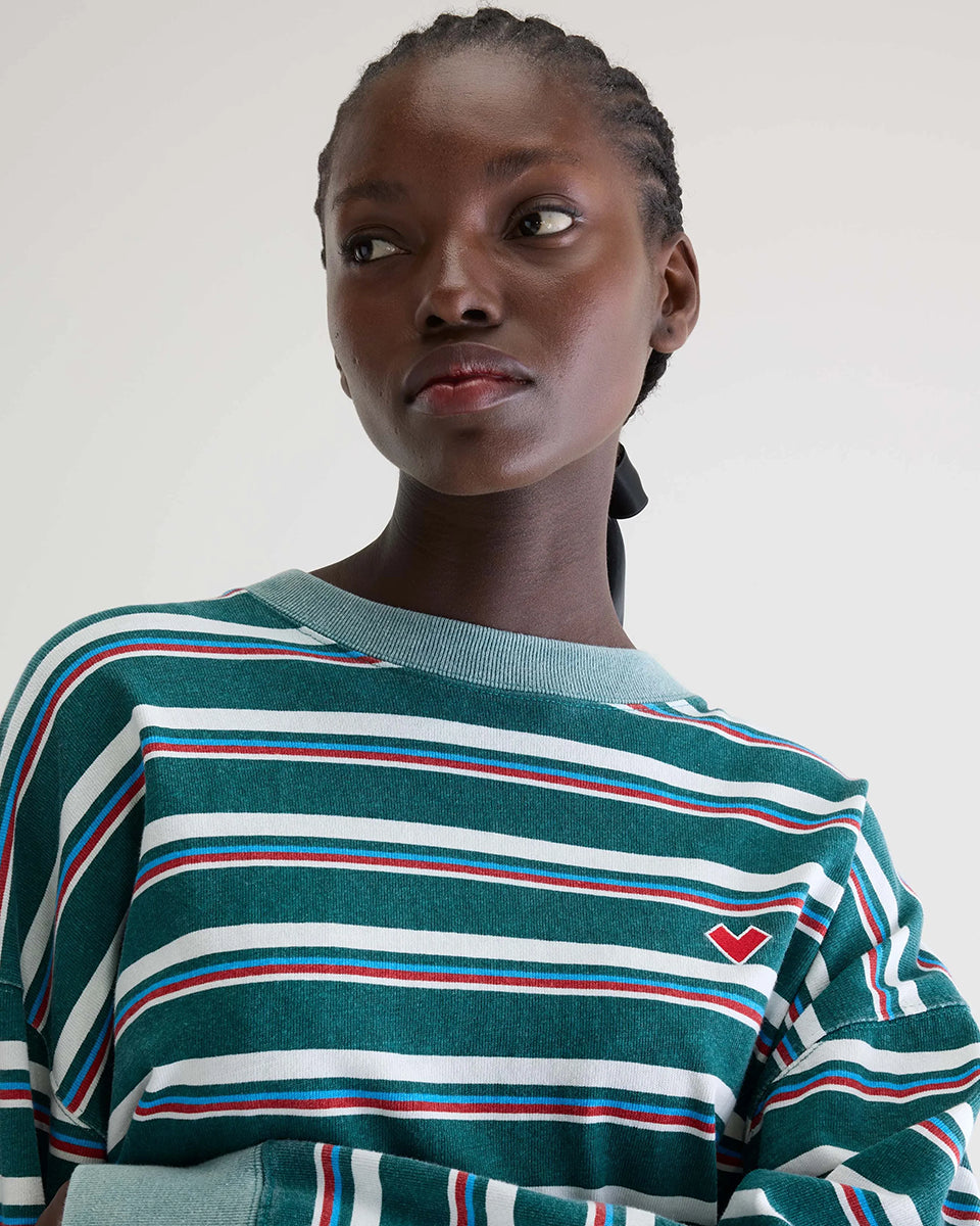 Luźny, skrócony T-shirt Franto Stripe-B marki BELLEROSE z okrągłym dekoltem i długimi rękawami w ciemnozielonym kolorze z kolorowymi paskami. Wykończony kontrastowym, spranym, zielonym ściagaczem przy kołnierzyku i mankietach. Wykonany z bawełny.

-Luźny, skrócony krój

-Wybierz swój zwykły rozmiar lub mniejszy, aby uzyskać bardziej dopasowany look
