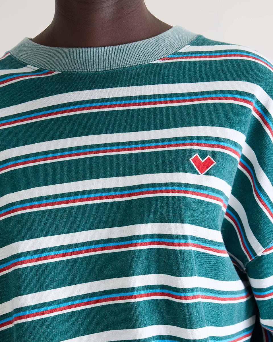 Luźny, skrócony T-shirt Franto Stripe-B marki BELLEROSE z okrągłym dekoltem i długimi rękawami w ciemnozielonym kolorze z kolorowymi paskami. Wykończony kontrastowym, spranym, zielonym ściagaczem przy kołnierzyku i mankietach. Wykonany z bawełny.

-Luźny, skrócony krój

-Wybierz swój zwykły rozmiar lub mniejszy, aby uzyskać bardziej dopasowany look
