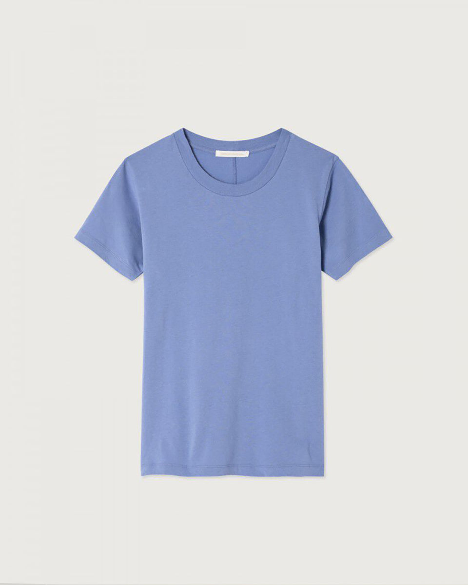 Klasyczny model American Vintage - t-shirt GAMIPY z krótkim rękawem. Posiada okrągły dekolt i delikatnie przylegający fason. Z tyłu bluzka ma gruby szew idący wzdłuż pleców. Idealny do warstwowych stylizacji. Załóż go pod sweter, marynarkę lub wsadź go w spodnie z wysokim stanem. Wykonany z cienkiej i bardzo miękkiej bawełny.&nbsp;