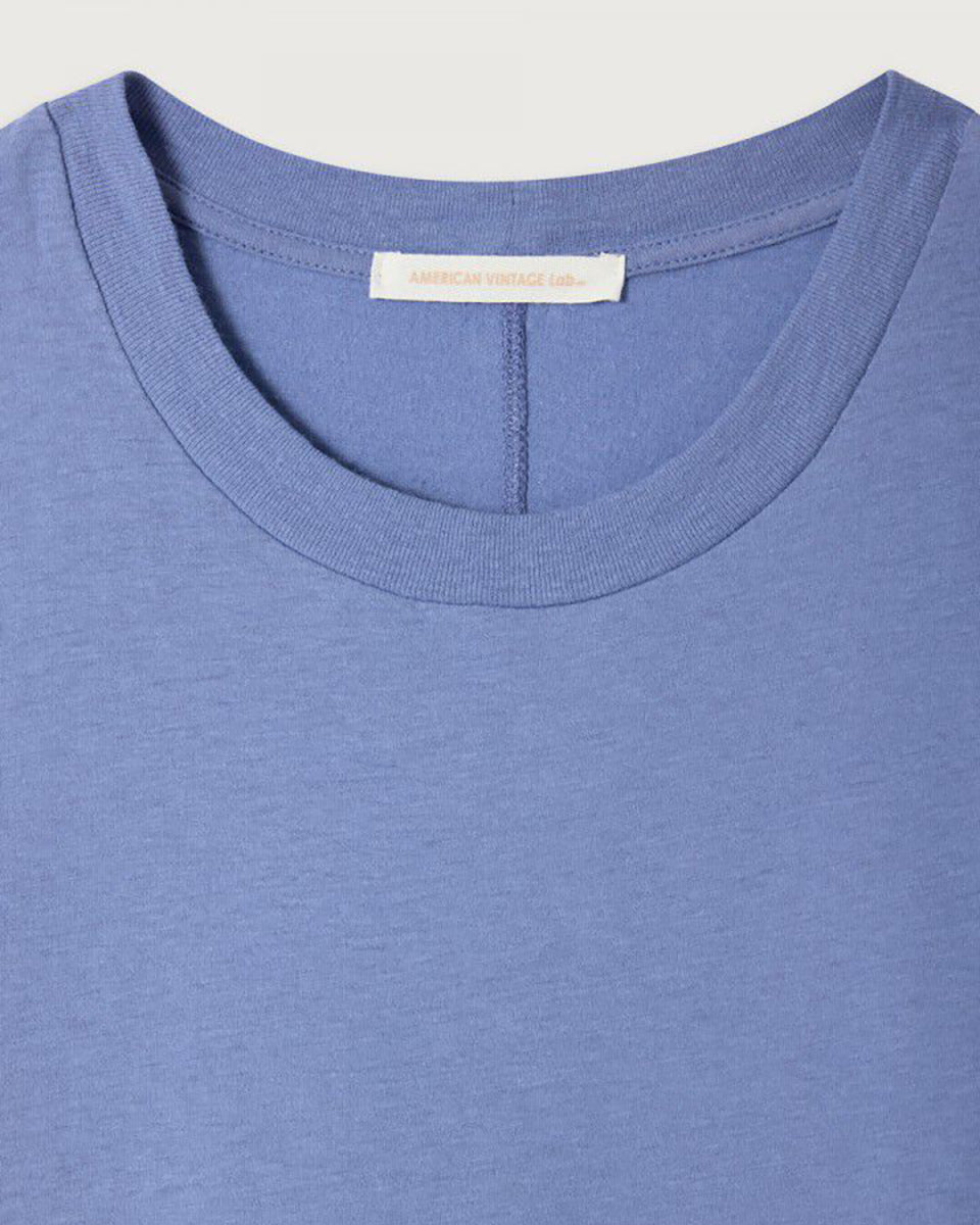 Klasyczny model American Vintage - t-shirt GAMIPY z krótkim rękawem. Posiada okrągły dekolt i delikatnie przylegający fason. Z tyłu bluzka ma gruby szew idący wzdłuż pleców. Idealny do warstwowych stylizacji. Załóż go pod sweter, marynarkę lub wsadź go w spodnie z wysokim stanem. Wykonany z cienkiej i bardzo miękkiej bawełny.&nbsp;