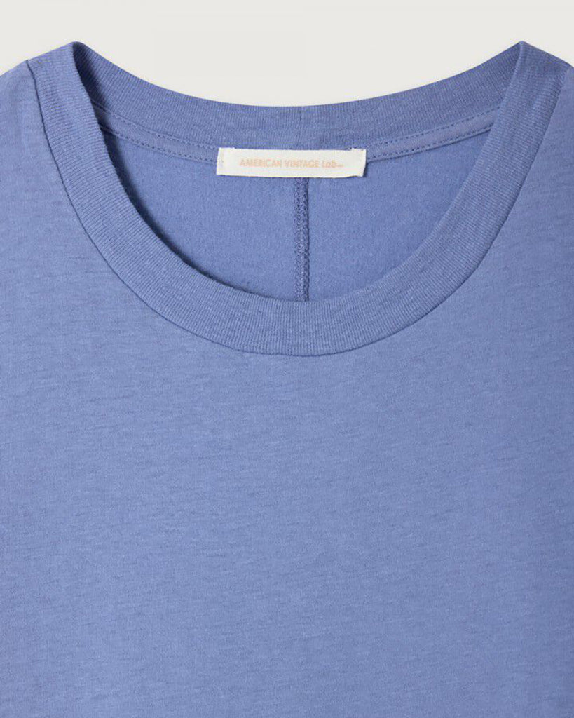 Klasyczny model American Vintage - t-shirt GAMIPY z krótkim rękawem. Posiada okrągły dekolt i delikatnie przylegający fason. Z tyłu bluzka ma gruby szew idący wzdłuż pleców. Idealny do warstwowych stylizacji. Załóż go pod sweter, marynarkę lub wsadź go w spodnie z wysokim stanem. Wykonany z cienkiej i bardzo miękkiej bawełny.&nbsp;