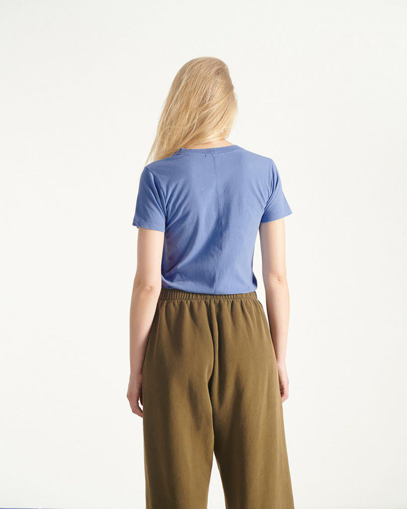 Klasyczny model American Vintage - t-shirt GAMIPY z krótkim rękawem. Posiada okrągły dekolt i delikatnie przylegający fason. Z tyłu bluzka ma gruby szew idący wzdłuż pleców. Idealny do warstwowych stylizacji. Załóż go pod sweter, marynarkę lub wsadź go w spodnie z wysokim stanem. Wykonany z cienkiej i bardzo miękkiej bawełny.&nbsp;