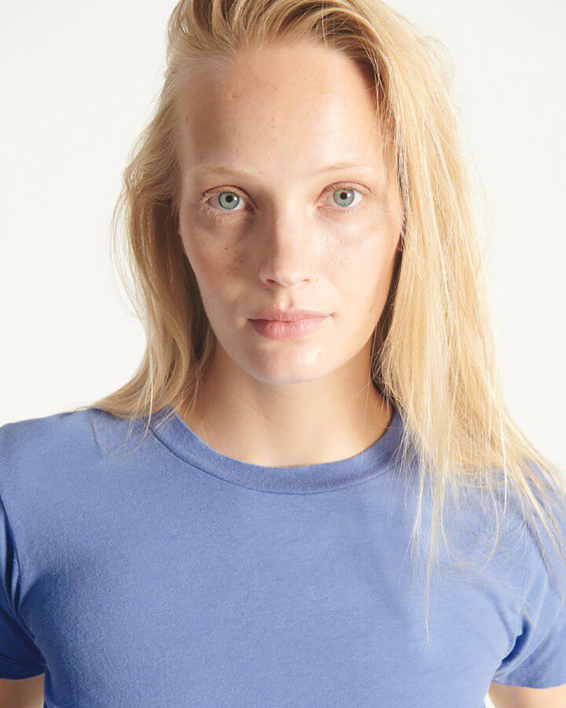 Klasyczny model American Vintage - t-shirt GAMIPY z krótkim rękawem. Posiada okrągły dekolt i delikatnie przylegający fason. Z tyłu bluzka ma gruby szew idący wzdłuż pleców. Idealny do warstwowych stylizacji. Załóż go pod sweter, marynarkę lub wsadź go w spodnie z wysokim stanem. Wykonany z cienkiej i bardzo miękkiej bawełny.&nbsp;